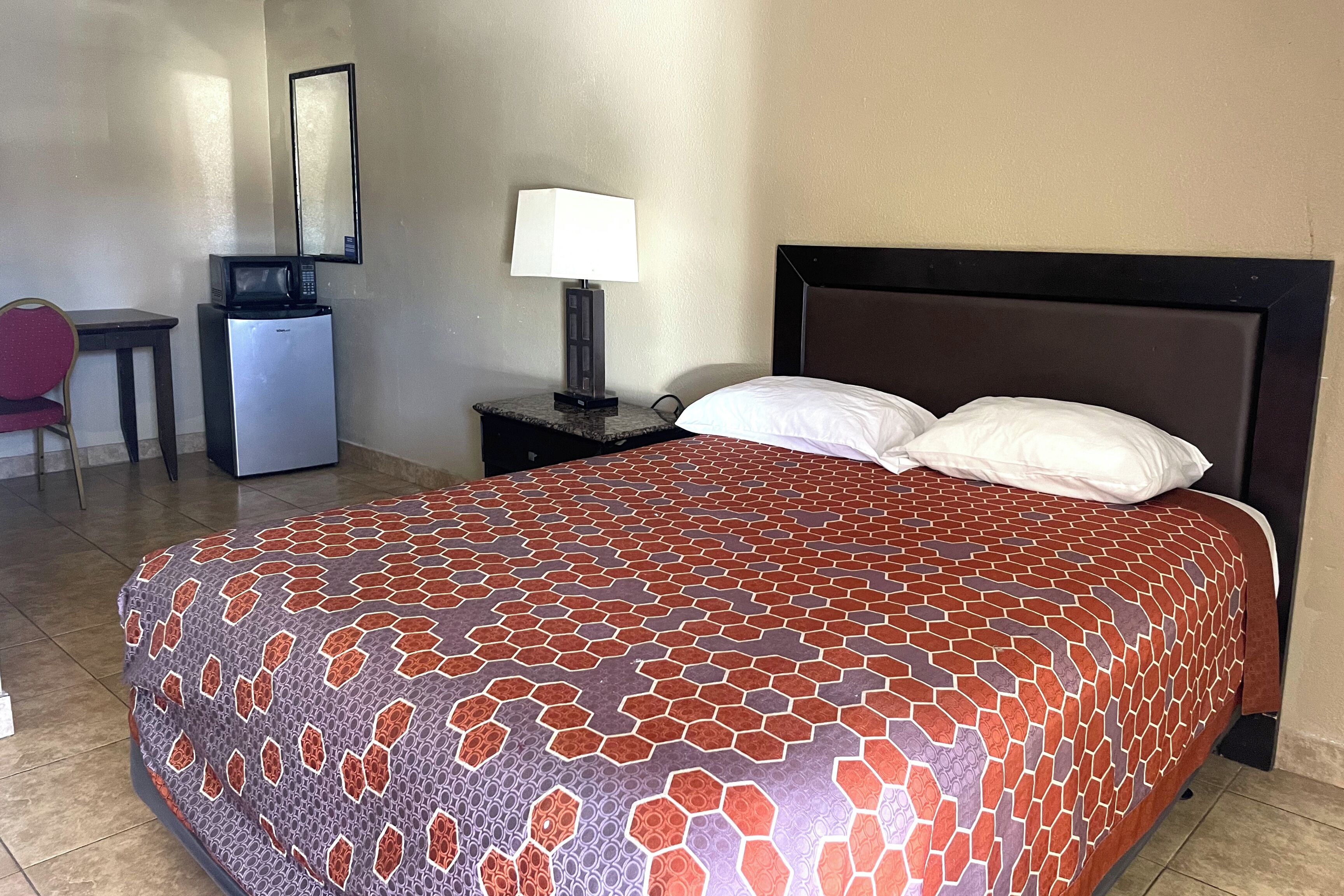 Room, 1 Queen Bed | Desk, free WiFi, bed sheets