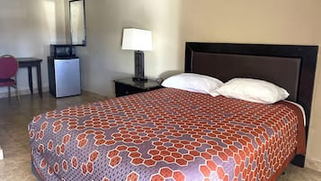 Room, 1 Queen Bed | Desk, free WiFi, bed sheets