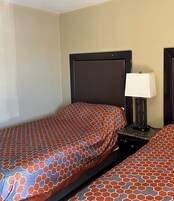 Quarto, 1 cama de casal | Escrivaninha, Wi-Fi de cortesia, roupa de cama