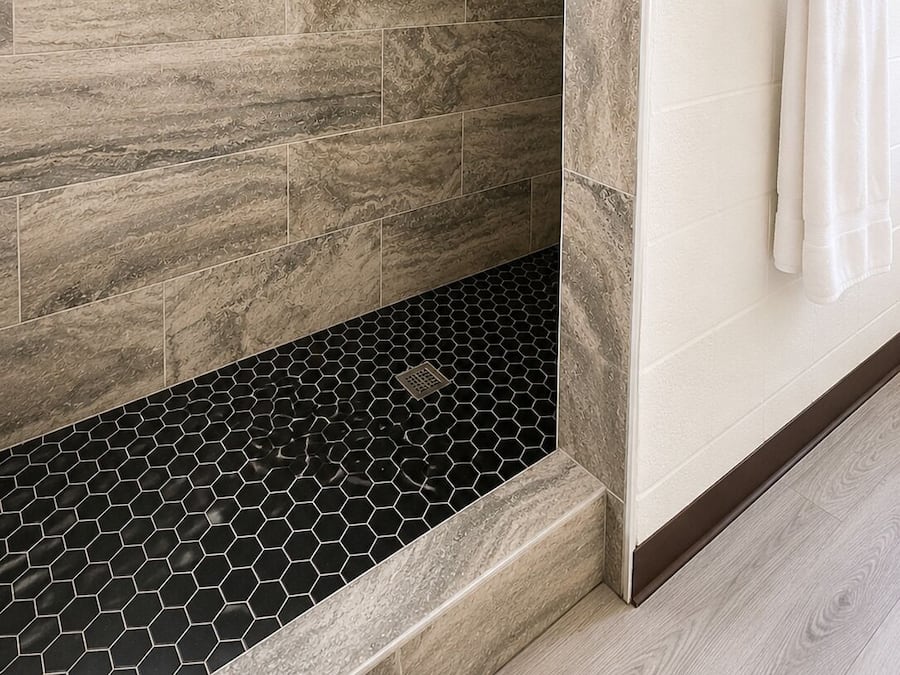 Zimmer, 1 Queen-Bett | Badezimmer | Kostenlose Toilettenartikel, Handtücher