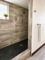 Quarto, 1 cama Queen | Banheiro | Produtos de toalete grátis, toalhas de banho