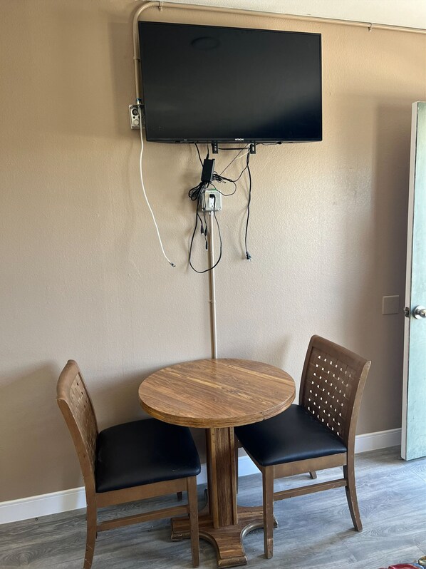 Kamer, 1 queensize bed | Een bureau, gratis wifi, beddengoed