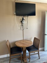 Quarto, 1 cama Queen | Escrivaninha, Wi-Fi de cortesia, roupa de cama