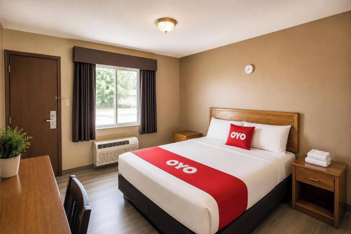 Desk, WiFi (free), bed sheets