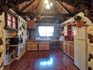 Kühlschrank, Mikrowelle, Wasserkocher mit Kaffee-/Teezubehör