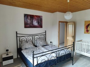 2 makuuhuonetta, silitysrauta/-lauta, Wi-Fi, vuodevaatteet