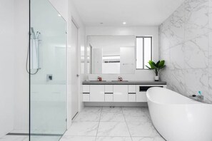 Douche, sèche-cheveux, serviettes fournies, shampoing
