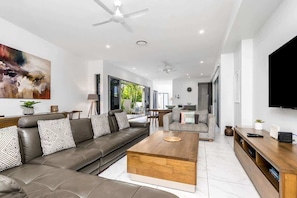 TV - Ray of Sunshine Broadbeach Retreat alfresco dining (Broadbeach Waters)
