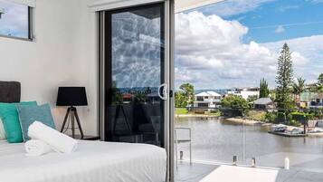 5 bedrooms, iron/ironing board, WiFi, bed sheets