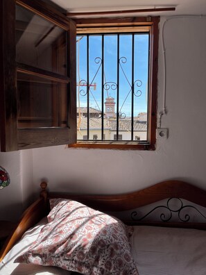 2 soverom, skrivebord, strykejern/-brett og wi-fi (inkludert)