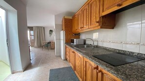 Frigorifero, microonde, macchina per tè/caffè, bollitore elettrico