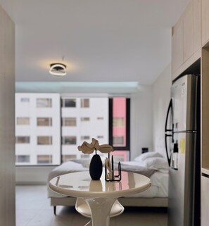 Deluxe Studio, City View | Dining room - Harmony Luxury Apartments  (Quito)