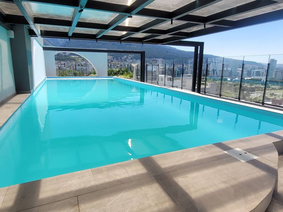 Una piscina al aire libre