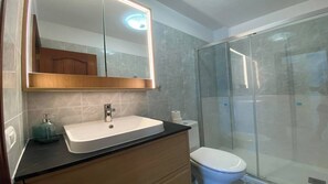 Shower, towels - Apt. ManRey 2A - Turquesa (Valle Gran Rey)