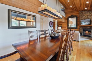 Apartamento, balcón | Servicio de comidas en la habitación