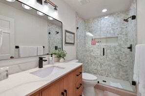Appart'hĂŽtel, balcon | Salle de bain