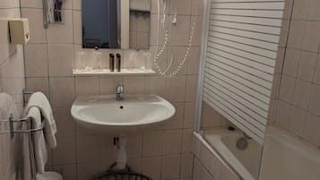 經典四人房 | 浴室 | 吹風機、毛巾、肥皂、洗髮精
