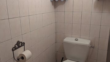 Classic Quadruple Room | Bathroom | Hair dryer, towels, soap, shampoo