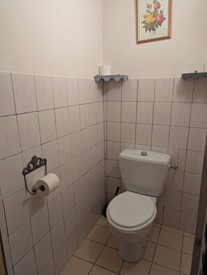 Classic Quadruple Room | Bathroom | Hair dryer, towels, soap, shampoo - HOTEL DU PARC (Montélimar)