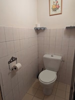 Quarto quádruplo clássico | Banheiro | Secador de cabelo, toalhas de banho, sabonete, shampoo