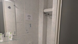 A small bathroom with a sink, toilet, and a mirror. There is a sign on the wall with instructions. - HOTEL DU PARC (Montélimar)