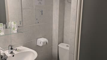 Basic-Dreibettzimmer | Badezimmer | Haartrockner, Handtücher, Seife, Shampoo