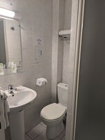 基础三人房 | 浴室 | 吹风机、毛巾、肥皂、洗发水