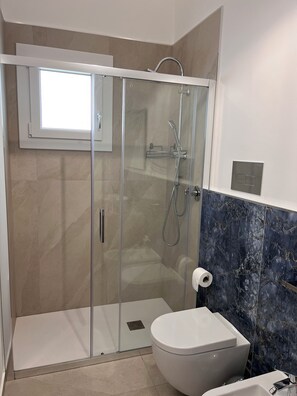 Douche, sèche-cheveux, bidet, serviettes fournies