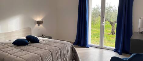 1 dormitorio, tabla de planchar con plancha, wifi y ropa de cama