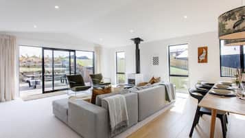 Smart-TV, Kamin, Stereoanlage