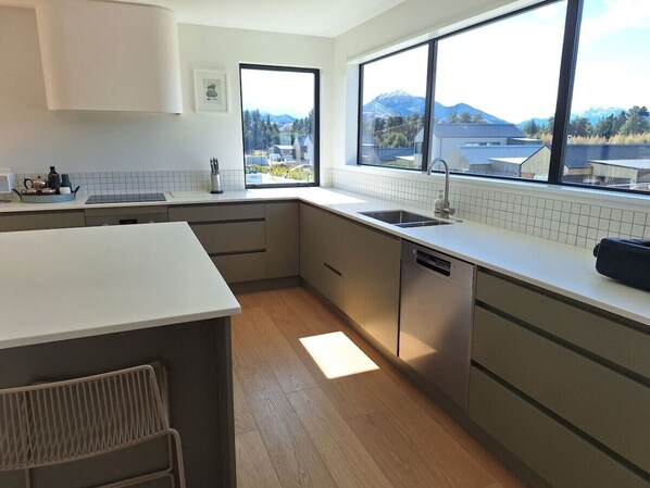 冰箱、微波炉、烤箱、炉灶