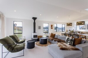 智能电视、壁炉、立体声音响