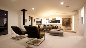 Smart TV, fireplace, stereo