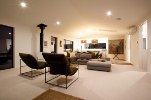 Smart TV, fireplace, stereo