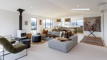 TV connectée, cheminée, chaßne hi-fi