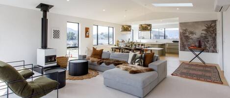 Smart-TV, Kamin, Stereoanlage