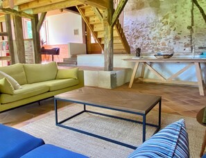 Books - Domaine Bourgade. Room in typical Landaise / breakfast. (Betbezer-d'Armagnac)