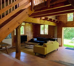Books - Domaine Bourgade. Room in typical Landaise / breakfast. (Betbezer-d'Armagnac)