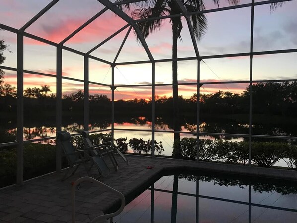 Pool - Charming 3-bedroom house with pool, lake view and WiFi in fantastic Naples! (Naples)