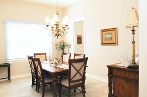 Dining - Charming 3-bedroom house with pool, lake view and WiFi in fantastic Naples! (Naples)