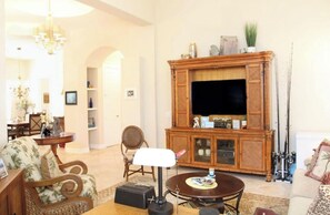 Living area - Charming 3-bedroom house with pool, lake view and WiFi in fantastic Naples! (Naples)