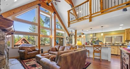 Enjoy the High Sierras at the Hillside Mountain Retreat, elegantly rustic cabin