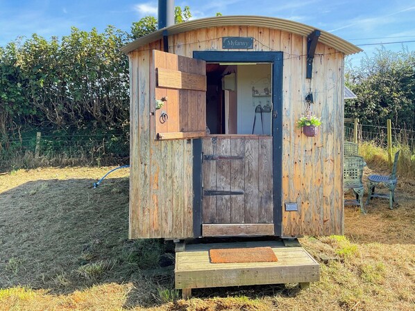 المنشأة من الخارج