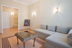 Appartamento, vista città | Area soggiorno | TV LCD 39 pollici con canali via cavo