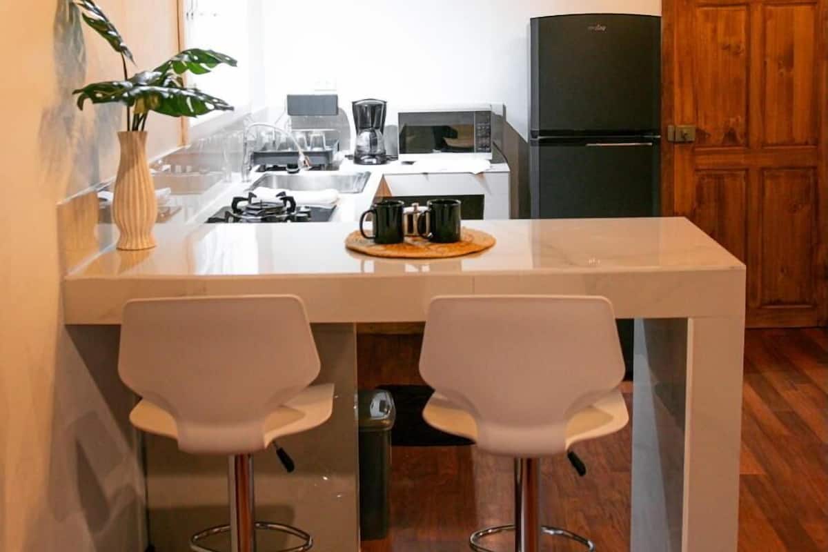 Romantisch huisje, 1 slaapkamer, terras, uitzicht op tuin | Privékeuken | Een koelkast, een magnetron, een oven, een kookplaat