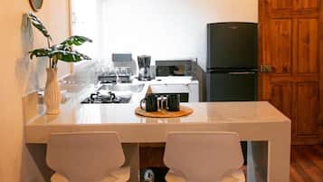 Cabane Romantique, 1 chambre, terrasse, vue jardin | Cuisine privée | Réfrigérateur, micro-ondes, four, plaque de cuisson