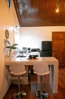 浪漫小屋, 1 间卧室, 露台, 花园景观 | 私人厨房 | 冰箱、微波炉、烤箱、炉灶