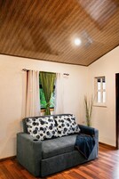 Muebles diferentes, escritorio y espacio para trabajar con laptop 