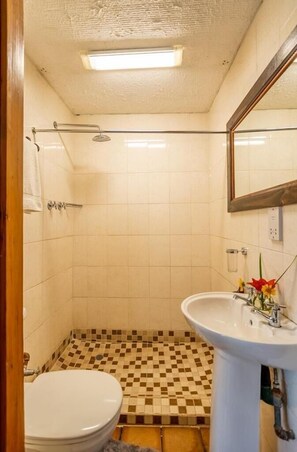 Kamar Single Basic | Kamar mandi | Shower, handuk, sabun, dan tisu toilet