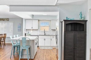 Wasserkocher mit Kaffee-/Teezubehör, Kühlschrank, Mikrowelle, Ofen